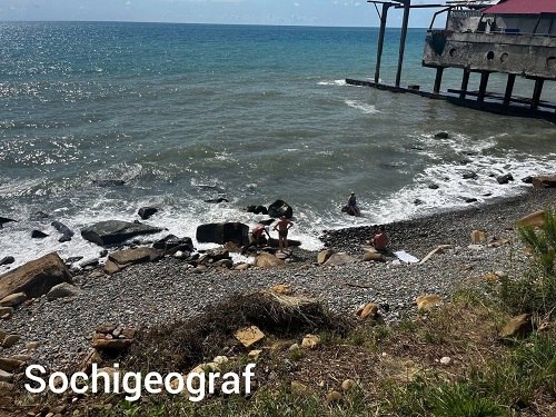 В Сочи начались раскопки на месте, где раньше располагалась пристань и мацестинское поселение. Еще десять лет назад историк и краевед Андрей Кизилов нашел на берегу моря в районе Мацесты фрагменты гончарной печи, а также осколки больших керамических сосудов, кувшинов и другой посуды.  Ученые из института археологии установили, что этим находкам более тысячи лет. Вероятно, в древние времена здесь находились пристань, торговый двор и гончарная мастерская.   «Сохранившийся мощный культурный слой позволяет рассчитывать на серьезные научные открытия, появление на курорте нового объекта культурного наследия и создание музея под открытым небом», – сообщает пресс-служба Сочинского географического общества.  Фото: пресс-служба Сочинского географического общества