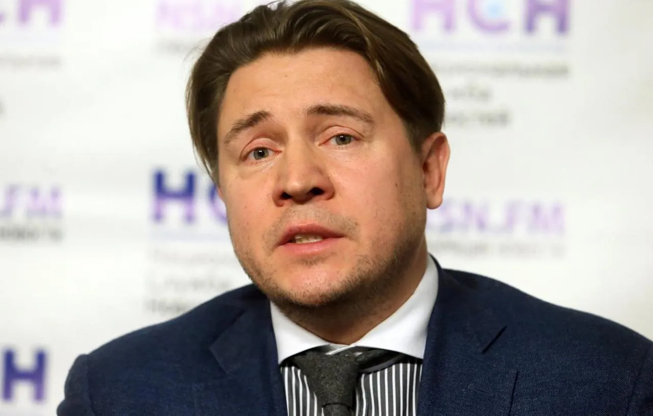 В Москве задержан адвокат Александр Карабанов по делу о мошенничестве в особо крупном размере ТАСС В Москве задержан адвокат Александр Карабанов Его подозревают в мошенничестве в особо крупном размере Об этом сообщает ТАСС со ссылкой на представителя защиты По данным источника агенства его допрашивают представители СК Детали дела уточняются Александр Карабанов ранее около 10 лет работал в следственных органах МВД В 2016 году он представлял интересы семьи полковника МВД Дмитрия Захарченко обвиняемого в коррупции В 2017 году защищал предпринимателя Умара Джабраилова по делу о стрельбе в московском отеле Среди его клиентов также были владелец сети ресторанов Корчма Тарас Бульба Юрий Белойван экс мэр Астрахани Олег Полумордвинов и семья певицы Жанны Фриске Фото ТАСС