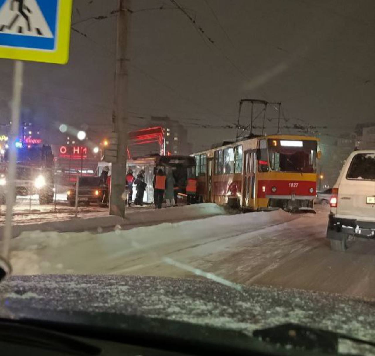 Следователи проводят проверку по факту ДТП в городе Барнауле   Как сообщили в СУ СК РФ по Алтайскому краю, проверка проводится по признакам преступления, предусмотренного ч.1 ст. 264 УК РФ  нарушение правил дорожного движения .   В настоящее время проводятся проверочные мероприятия, направленные на установление всех обстоятельств ДТП. По результатам проверки будет принято процессуальное решение.  фото: В КУРСЕ 22    ТОЛК