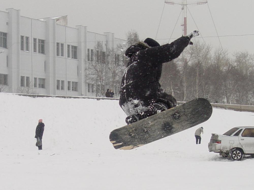 Бесплатный спорт в Архангельской области стал доступнее Депутаты Архангельского областного Собрания приняли поправки в региональный закон О физической культуре и спорте расширяющий перечень льготников Народные избранники на сессии одобрили во втором чтении законодательную инициативу губернатора Александра Цыбульского направленную на расширение доступа к занятиям физкультурой и спортом Если ранее право на бесплатные или льготные занятия в подведомственных спортивных и образовательных учреждениях региона имели только дети сироты дети с инвалидностью и ОВЗ то теперь этот перечень дополнен новыми категориями Право на льготу получили Дети из многодетных семей Дети из малоимущих семей Дети оставшиеся без попечения родителей Лица из числа детей сирот и детей оставшихся без попечения родителей Студенты потерявшие в период обучения обоих или единственного родителя Участники специальной военной операции лица выполняющие задачи в приграничных регионах а также члены их семей Кроме того все перечисленные категории а также граждане удостоенные звания Почетный работник физической культуры спорта и туризма Архангельской области смогут бесплатно посещать официальные спортивные мероприятия на территории Поморья