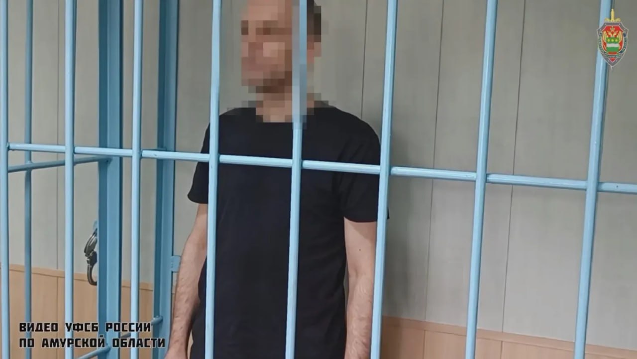 Срок за комментарии в мессенджере получил житель Амурской области 1-ый Восточный окружной военный суд вынес приговор жителю Амурской области, разместившему в интернете публичные призывы к осуществлению террористической и экстремистской деятельности. "В 2024 году в управлении ФСБ России по Амурской области возбудили и расследовали уголовные дела по ч. 2 ст. 205.2 и ч. 2 ст. 280 УК РФ. Мужчина оказался под следствием после размещения комментариев в мессенджере Telegram. По заключению специалистов, в них содержатся публичные призывы к осуществлению террористической и экстремистской деятельности. Комментарии были доступны неограниченному кругу лиц", - сообщили в пресс-службе амурского УФСБ. Суд признал мужчину виновным в совершении указанных преступлений и назначил ему 4 года лишения свободы с отбыванием наказания в исправительной колонии общего режима. ТЕЛЕПОРТ.РФ – здесь все об Амурской области Написать нам