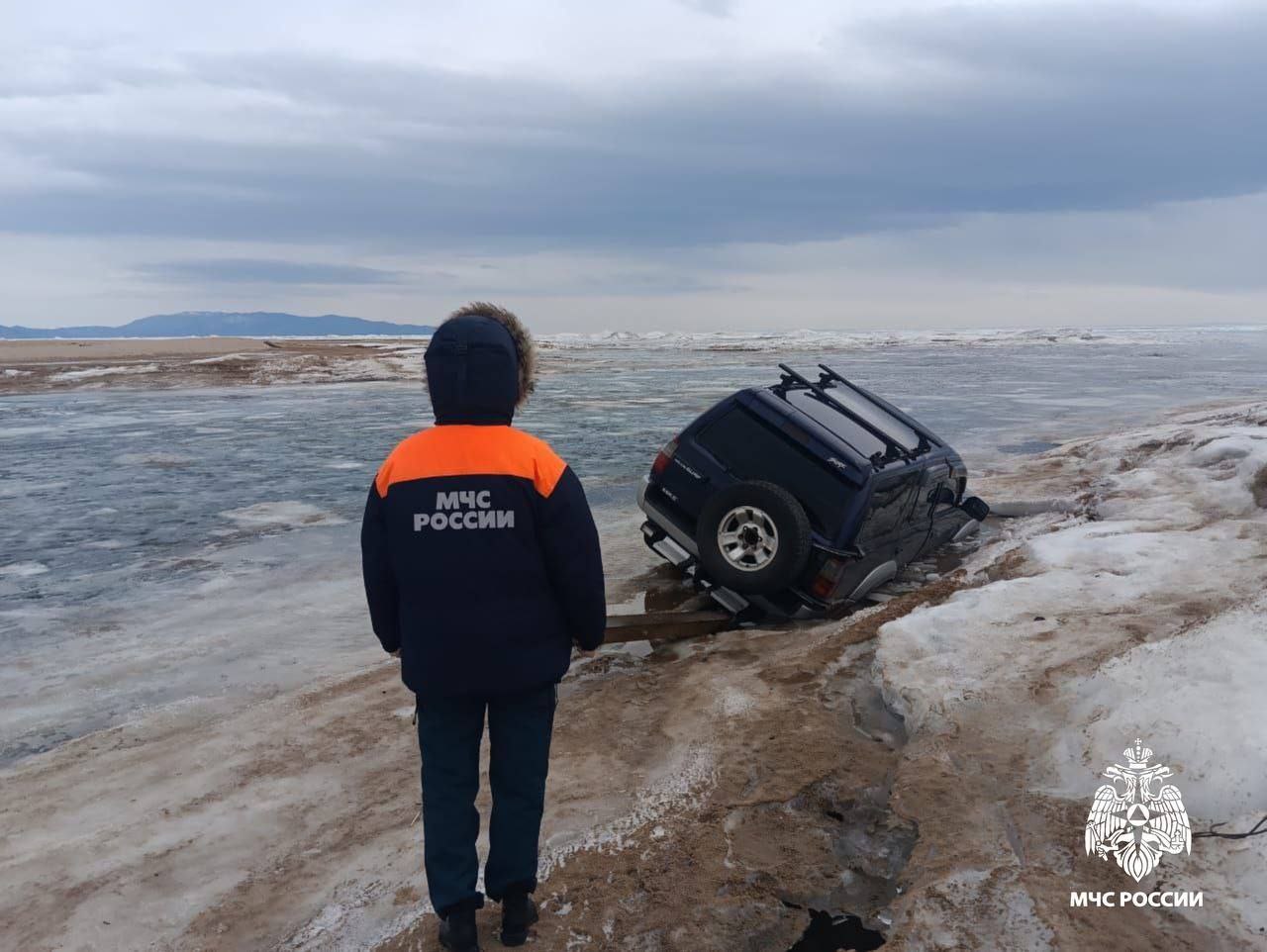 Два автомобиля ушли под лёд в Бурятии    Вчера днем вблизи поселка Усть-Баргузин в трещину провалился внедорожник. Автомобиль частично ушел под воду. К счастью водитель смог самостоятельно выбраться из авто.  В Северо-Байкальском районе на акватории озера Байкал произошёл похожий инцидент. Автомобиль УАЗ частично провалился под лед. Двое человек самостоятельно покинули салон.  В обоих случаях, к счастью, никто не пострадал.