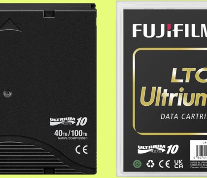 Fujifilm представила кассету LTO 10 на 40 100 ТБ возрождая магнитное офлайн хранение данных Fujifilm представила ленточную кассету LTO Ultrium 10 с нативной емкостью 40 ТБ Компания продвигает офлайн хранение как один из самых эффективных способов защиты корпоративных данных от программ вымогателей и сетевых атак Новое поколение кассет обеспечивает хранение до 100 ТБ данных при использовании сжатия