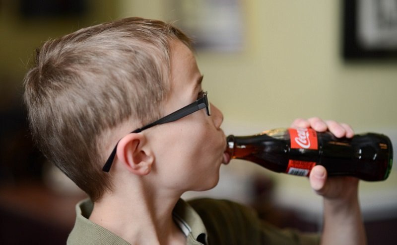 Во Владивостоке ребенка госпитализировали с кровавой рвотой из за длительного употребления кока колы У 12 летнего подростка были все предпосылки эрозийного гастрита который усугубился из за чрезмерного употребления газировки сообщили в детской клинической больнице Теперь парню предстоит длительное лечение и наблюдение у гастроэнтеролога Кстати кока кола содержит ортофосфорную кислоту пусть и в небольшом количестве но это вещество которое используется для растворения ржавчины И если у человека есть предпосылки к возникновению гастритов то может быть и эрозия в том числе и с кровоточивостью предупредили врачи Подписаться