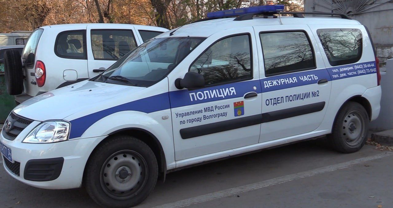 Полицейские Краснооктябрьского района раскрыли кражу мопеда  2 июля 2025 года в Отдел полиции № 2 Управления МВД России по городу Волгограду обратился житель Краснооктябрьского района с заявлением о краже мопеда, припаркованного возле дома.   В ходе проведения оперативно-розыскных мероприятий оперативники уголовного розыска установили личность подозреваемого в краже. Им оказался 18-летний ранее судимый местный житель, который сознался в содеянном. Похищенное имущество он продал. Денежные средства потратил на собственные нужды.  Следователем Отдела полиции № 2 Управления МВД России по г. Волгограду в отношении подозреваемого возбуждено уголовное дело по признакам преступления, предусмотренного ч. 2 ст. 158 УК РФ – «Кража, совершенная с причинением значительного ущерба гражданину». Санкция данной статьи предусматривает наказание в виде лишения свободы на срок до 5 лет.