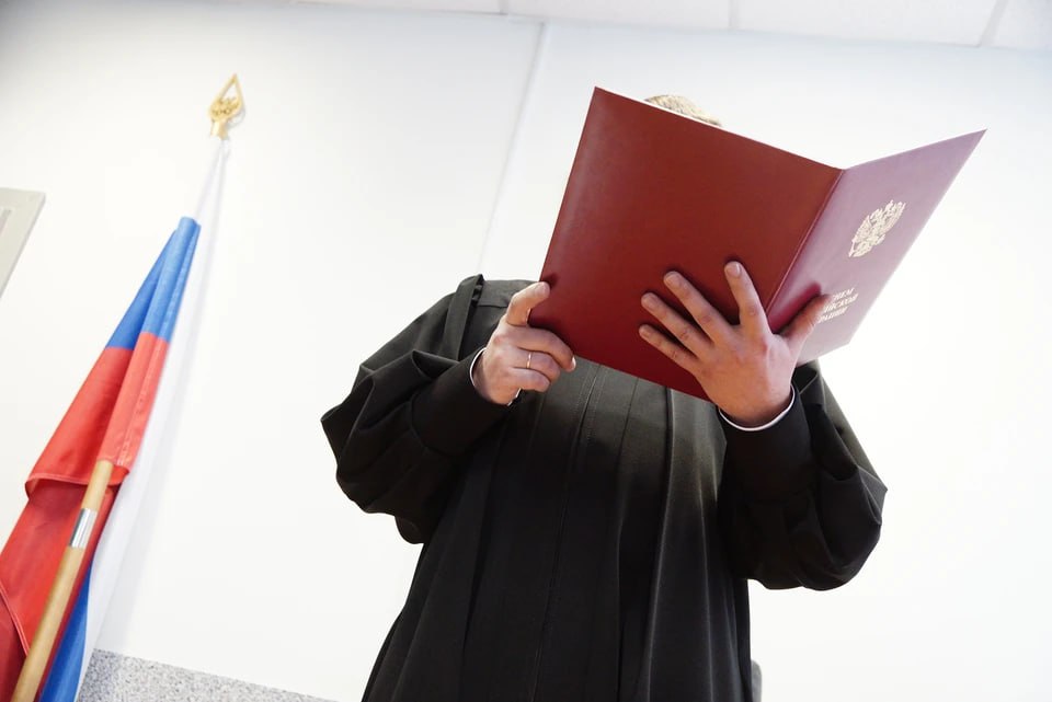 Получили зарплату мертвых душ в Челябинске экс сотрудников онкоцентра осудили за мошенничество В Челябинске бывших сотрудников областного онкоцентра признали виновными в мошенничестве Главврач Дмитрий Ростовцев начальник АХЧ Татьяна Вяткина и рабочий по комплексному обслуживанию и ремонту зданий Гайк Рафаелян фиктивно трудоустроили в больницу четверых сотрудников и похитили начисленную им зарплату Рабочий обналичил деньги его сообщники их поделили Бюджет в итоге потерял 3 3 млн рублей Дело экс главврача Дмитрия Ростовцева выделили в отдельное производство приговор пока вынесли двум другим сообщникам Подсудимые признали вину в совершении преступления возместили причиненный ущерб рассказали в региональной прокуратуре Экс начальника административно хозяйственной части Татьяну Вяткину суд оштрафовал на 300 тыс рублей и приговорил к двум с половиной годам заключения но дал отсрочку до того момента когда ребенку женщины исполнится 14 лет Бывший рабочий больницы Гайк Рафаелян также получил в качестве наказания два с половиной года в колонии общего режима и штраф в 300 тыс рублей   Подписаться на chelkp Мы в MAX