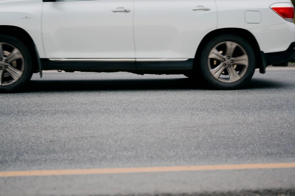 В Челябинской области 31 октября открыли проезд по двум обновленным участкам трассы А 310 Дорогу расширили до четырех полос Для автомобилей теперь доступен отрезок с 53 по 54 й километр трассы а также разворотная петля между 56 м и 57 м километрами Дорогу и ее окрестности еще благоустраивают поэтому скорость на обоих новых участках ограничена до 60 километров в час   Подписаться на chelkp