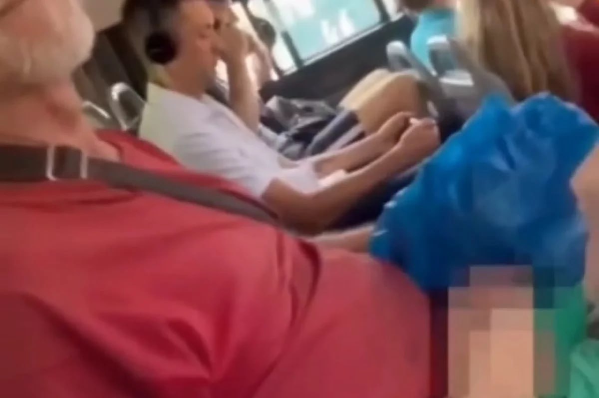 В Первореченском районе Владивостока полиция проводит проверку после инцидента, произошедшего 3 июля в маршрутном автобусе №60. По данным Telegram-канала Полиция Приморья, сотрудники обнаружили в соцсетях видеозапись, на которой мужчина вёл себя непристойно по отношению к несовершеннолетней пассажирке. Сейчас устанавливаются все обстоятельства произошедшего и личности участников. По результатам проверки будет принято законное и обоснованное решение . #Владивосток #полиция #автобус #инцидент #несовершеннолетняя #новости Подробнее