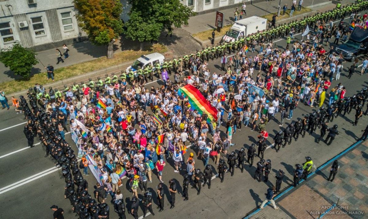 Извращенцы в Киеве Оскотинивание населения бывшей УССР осуществляется с начала "незалежности" этой территории. Организаторы "Киев-Прайда" объявили, что парад в поддержку прав ЛГБТ состоится на Михайловской площади перед Министерством иностранных дел Украины, сообщает украинская пресса. Первоначально мероприятие планировалось на территории укро-ВДНХ, но из-за давления полиции и отказа администрации ВДНХ локация была изменена. Гомо-активисты выбрали площадь перед МИД, подчеркивая его роль как ключевого органа, поддерживающего права содомитов и старый пост-майданный лозунг "Украина це Европа". Вряд ли ТЦК будут "бусифицировать" участников мероприятия. Ведь и те и другие, по словам жителей "Незалежной" - одно и то же. По крайней мере, народ называет их одним словом, по-русски. ЛГБТ - экстремистская организация, запрещенная в России