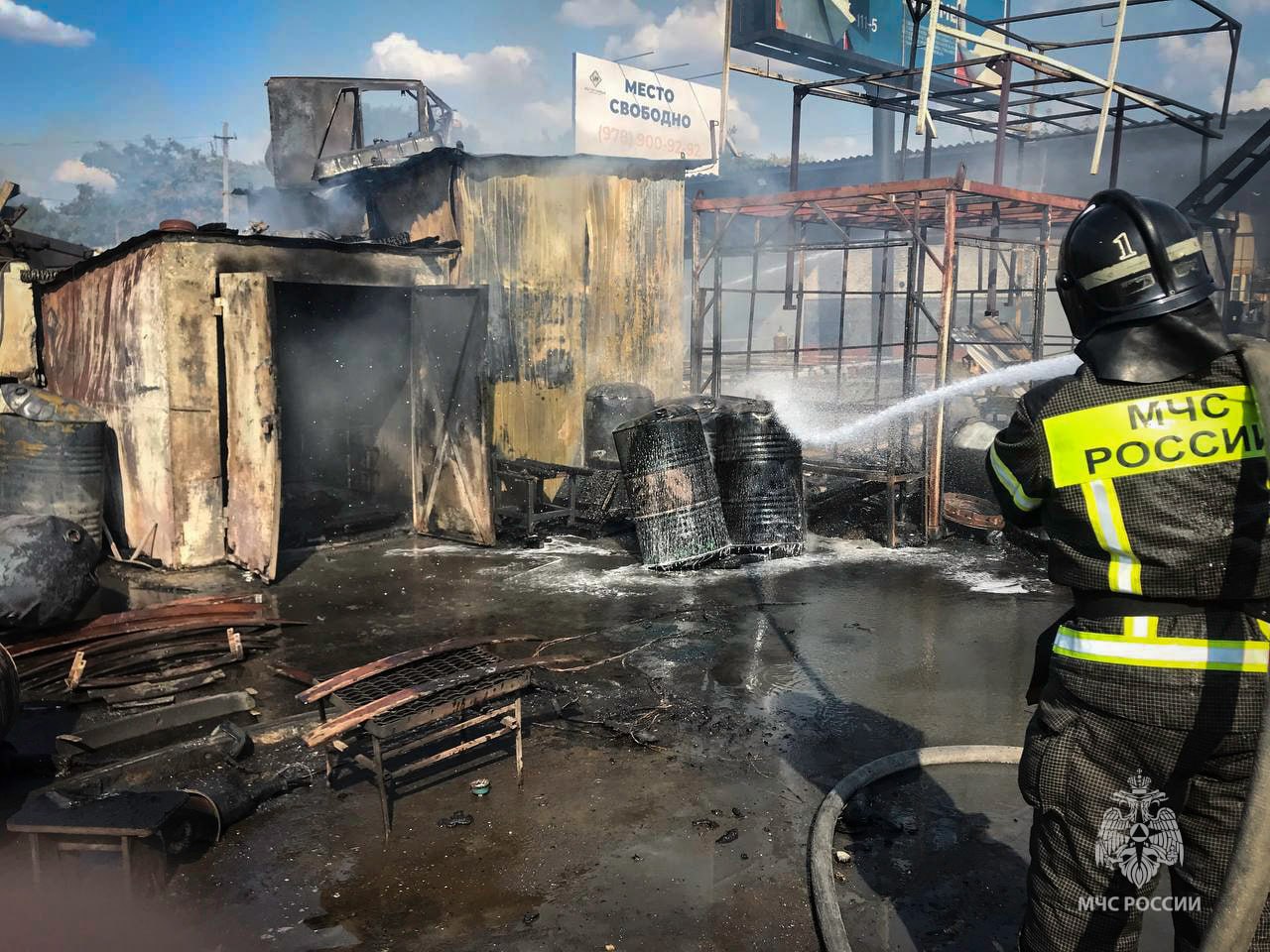 В Севастополе потушили пожар в мастерской на улице Токарева Как сообщает региональное управление МЧС, горели мастерская и несколько автомобилей. По предварительным данным, площадь пожара составляет 150 квадратных метров. До приезда спасателей был эвакуирован один пострадавший. Пожал локализовали, идет пролив территории. Подпишись на «КП-Севастополь»