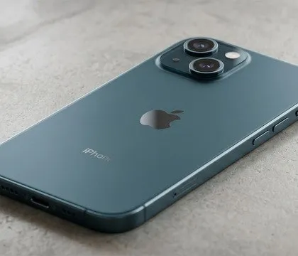 Apple может сблизить базовый iPhone 18 с iPhone 18e ради снижения затрат WCCFtech Apple по слухам готовит заметные изменения в базовом iPhone 18 Компания может унифицировать его производство с iPhone 18e из за роста цен на DRAM и SSD Это снизит себестоимость но одновременно нарушит привычное позиционирование одной из самых массовых моделей iPhone