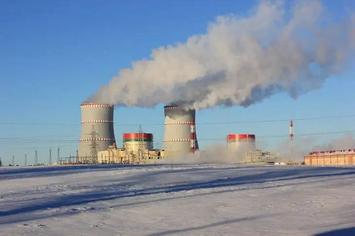 Стало известно сколько энергии выработала БелАЭС за все время работы цифра поражает Сегодня на предприятии трудятся 2738 специалистов штат полностью укомплектован что свидетельствует о стабильной работе и высоком уровне подготовки кадров Важную роль в реализации проекта сыграла госкорпорация Росатом стратегический партнер Беларуси Благодаря сотрудничеству удалось внедрить широкий спектр передовых технологий наладить производство продукции с высокой добавленной стоимостью создать новые рабочие места и запустить ряд инновационных проектов в энергетике и смежных отраслях За время работы АЭС выработала около 55 миллиардов киловатт часов электроэнергии что позволило заместить порядка 15 миллиардов кубометров природного газа привел такие цифры Министр энергетики Денис Мороз И добавил выбросы парниковых газов сократились более чем на 27 миллионов тонн что стало весомым вкладом в борьбу с изменением климата