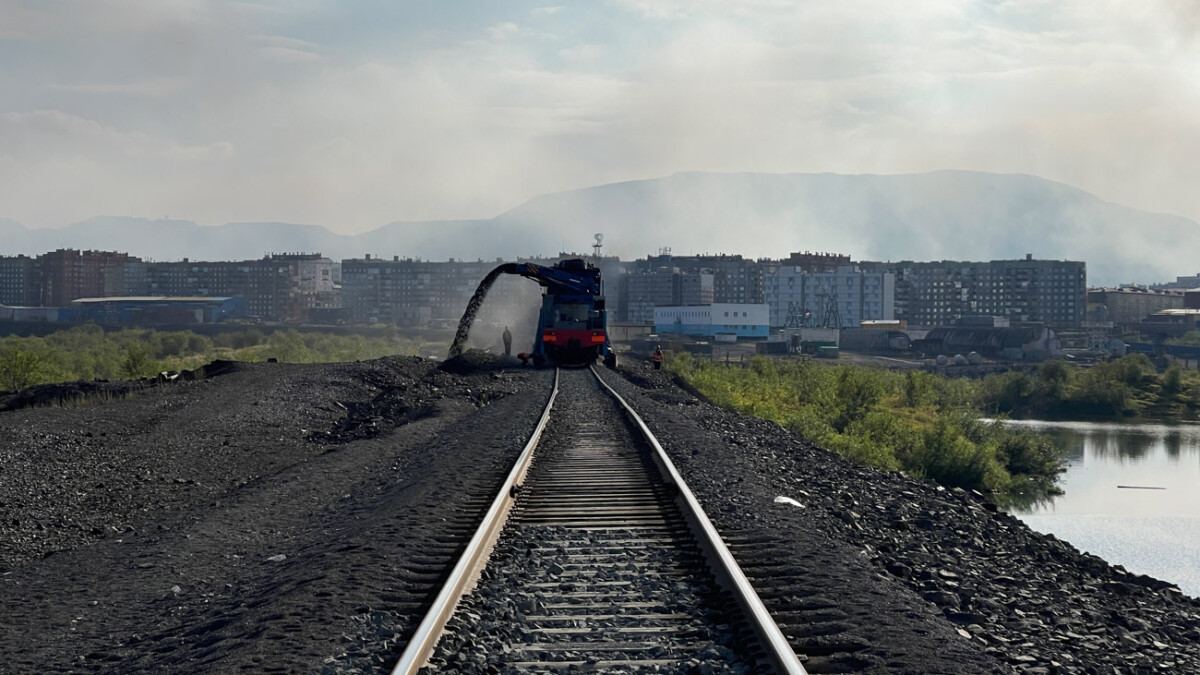 Иск Росимущества к "Норникелю" опять отложили.  Напомним, Росимущество по Красноярскому краю, Хакасии и Туве требует с ГМК 3,5 млрд рублей за пользование объектами Норильской железной дороги.  На этот раз судебное заседание отложено до 19 ноября.    Норильская железная дорога изолирована от других ж/д сетей. По ней ГМК перевозит грузы из порта Дудинки в Норильский промышленный район и обратно.