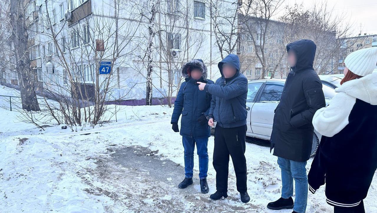 Сибиряка приговорили к десяти годам колонии строгого режима за убийство, совершённое 22 года назад в Новосибирске. В июне 2003 года он вместе с сообщником напал на продавщицу киоска в Дзержинском районе и жестоко избил её металлическим прутом. Женщина скончалась на месте, а злоумышленники забрали 5000 рублей и скрылись. Один из них уехал в Ростовскую область и долгое время избегал следствия. Задержать его удалось лишь в январе этого года, после чего он был этапирован в Новосибирск. #новосибирск Бабр Медиа