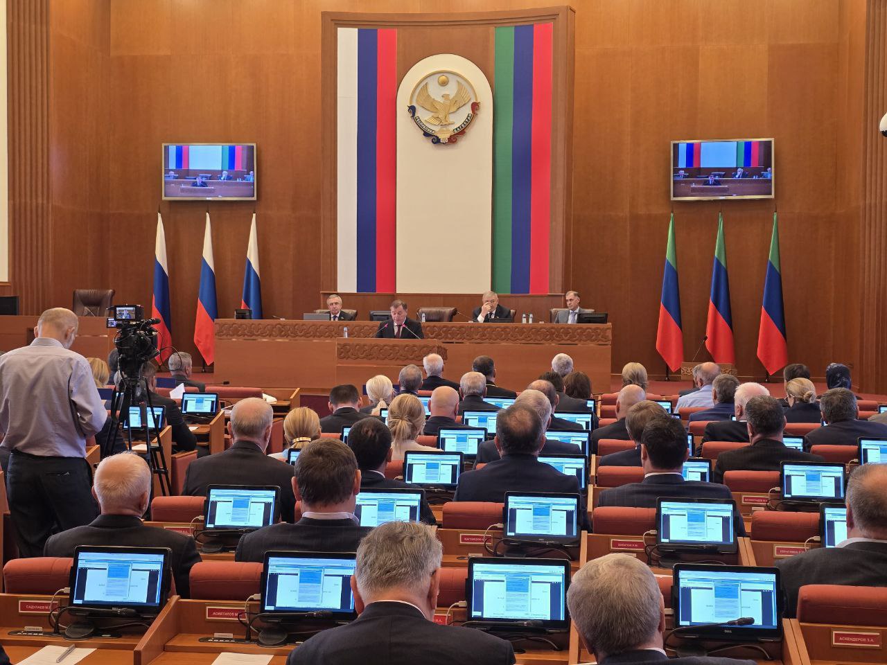 На 47 й сессии депутатов седьмого созыва спикер парламента Дагестана Заур Аскендеров представил законопроект о корректировке Стратегии социально экономического развития региона до 2030 года Как отметил Заур Аскендеров изменения необходимы для актуализации документа в соответствии с новыми федеральными инициативами национальными целями и социально экономическими вызовами С момента ее Стратегии принятия произошли значительные изменения как в стране в целом так и в республике Определены новые национальные цели инициированы масштабные проекты федеральные и республиканские государственные программы Мы также сталкиваемся с новыми вызовами что требует от нас повышенной гибкости и оперативности Хочу подчеркнуть что предлагаемые поправки это не смена курса Это его конкретизация и синхронизация с общероссийской повесткой чтобы максимально эффективно использовать ресурсы и механизмы государственной поддержки Основные цели Стратегии 2030 остаются неизменными Это повышение качества жизни дагестанцев создание современных рабочих мест развитие экономики и инфраструктуры республики Этим вопросам особое внимание уделяет Глава республики Сергей Алимович Меликов Сегодня опираясь на положительную динамику и созданный задел мы можем ставить более амбициозные задачи Корректировка Стратегии после первого этапа ее реализации запланированный шаг сказал спикер дагестанского парламента По его словам это позволит сконцентрировать усилия и ресурсы на ключевых направлениях таких как  развитие агропромышленного комплекса и перерабатывающих производств  поддержка реального сектора экономики и малого бизнеса  раскрытие колоссального туристического потенциала  модернизация социальной сферы  улучшение транспортной и инженерной инфраструктуры На эти и другие направления прошу профильные комитеты обратить особое внимание при подготовке законопроекта ко второму чтению подчеркнул Аскендеров