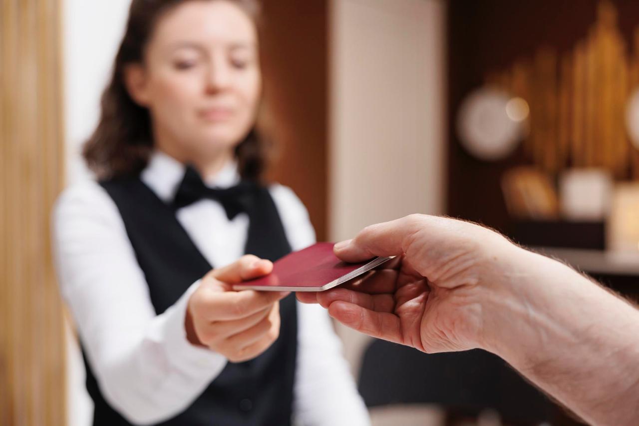 Отелям Турции запретили снимать копии с паспортов постояльцев Местный орган по защите персональных данных KVKK признал наконец практику фотографирования сканирования или ксерокопирования документов удостоверяющих личность граждан не соответствующей требованиям закона о защите частной информации Постановление уже появилось в правительственной Resmi Gazete и вступило в силу сразу после публикации Регулятору стало очевидно что хранение копий как бумажных так и электронных большей частью осуществляется в объектах размещения без должных мер безопасности а это риски утечки и дальнейшего неправомерного использования сведений о гостях В связи с этим все ранее накопленные архивы приказано уничтожить в кратчайшие сроки При заселении теперь достаточно будет предъявить оригинал паспорта для визуальной проверки Его номер впрочем всё равно внесут в специальную форму обязанность регистрировать прибывающих лиц и передавать сведения о них в местное МВД никуда не делась Просто немного изменилась схема Таким образом если сотрудник турецкого отеля настаивает на копировании вашего ID вы вправе вежливо ему отказать сославшись на новый закон Похожие правила действуют в ряде стран Евросоюза в Испании 100 на Кипре и возможно в Португалии но точно не во всём ЕС tripfarearea RU Подпишись