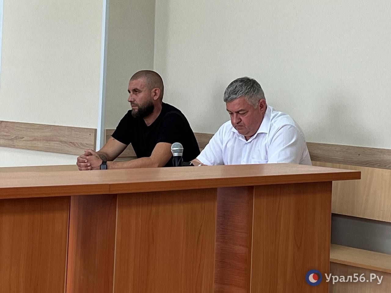 Регистрацию еще одного кандидата в депутаты Орска сегодня аннулировал суд Кандидат в депутаты орского городского совета от КПРФ Денис Рудников был осужден в 2003 году по статье 158 УК РФ Кража Информацию о судимости и номер статьи кандидат указал однако самого слова кража не было Якобы это и вызвало вопросы у его соперника по 22 округу дворника в УК от Коммунистов России Валерия Юрина Сам кандидат сегодня озвучил в Советском районном суде что действовал по закону и предоставил информацию о себе в соответствии с законом ничего не скрывая Однако расшифровка по мнению стороны обвинения необходима Тем не менее решение суда не вступило в законную силу и может быть отменено вышестоящей инстанцией Ранее требования об отмене регистрации были удовлетворены и в случае Виталия Омельченко Время на оспаривание решения у него еще есть
