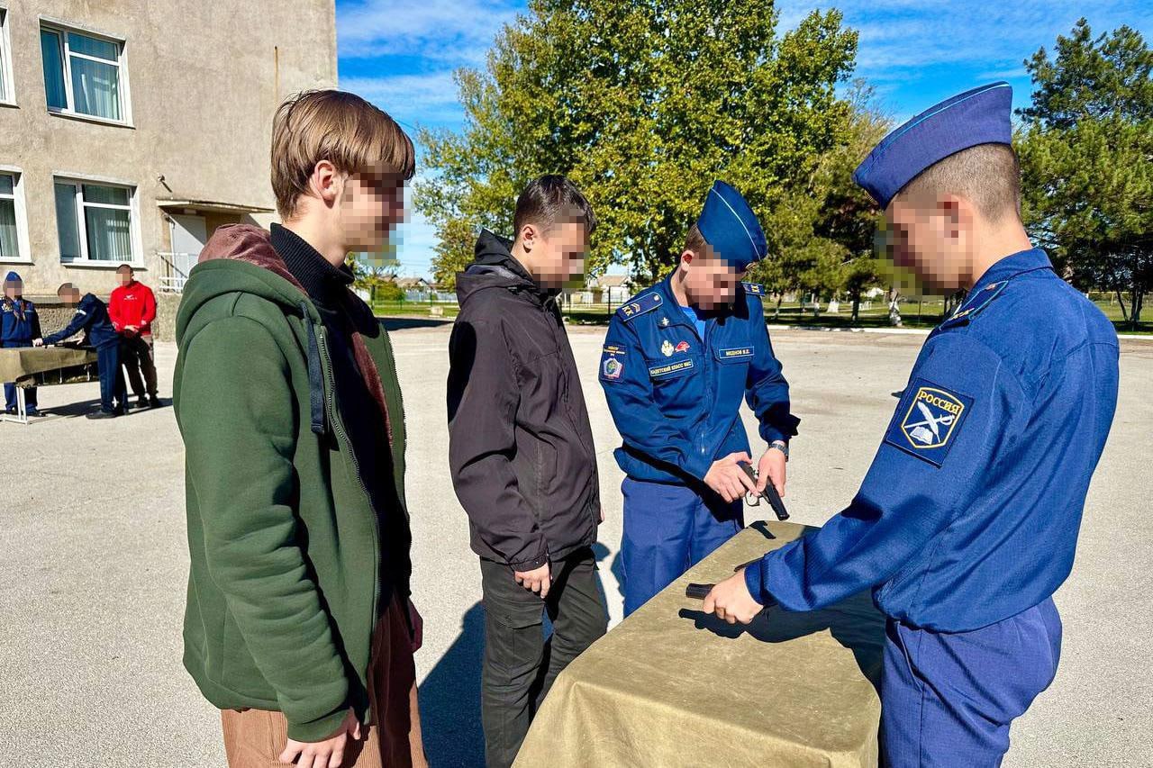 В Крыму завершился сбор для учащихся подшефного класса Росгвардии из Херсонской области В Республике Крым на базе Петровской школы успешно завершился военно спортивный сбор для учащихся подшефного класса Росгвардии прибывших из Сивашской школы Новотроицкого муниципального округа Херсонской области Мероприятие организовано АНО Молодежный центр Патриот при поддержке сотрудников Крымпатриотцентр и Союза наследников традиций Программа сбора была насыщенной и разнообразной сочетая в себе теоретическую подготовку и практические навыки Занятия с детьми проводили опытные инструкторы из МЧС и Пограничной службы ФСБ России В процессе сборов ребята освоили основы разборки и сборки учебных образцов автомата Калашникова и пистолета Макарова Также потренировались в стрельбе из пневматического и страйкбольного оружия Важной частью программы стал мастер класс по тактической медицине в ходе которого отрабатывались навыки оказания первой помощи использования жгута и комплектования индивидуальной аптечки Как отмечают специалисты такая практика является ключом к уверенным действиям в экстренной ситуации Подобные мероприятия имеют огромное значение для патриотического воспитания подрастающего поколения Они позволяют подросткам не только познакомиться с основами военного дела но и воспитывают ответственность дисциплину и умение работать в команде отметила представитель АНО Молодежный центр Патриот Лилия Дубец