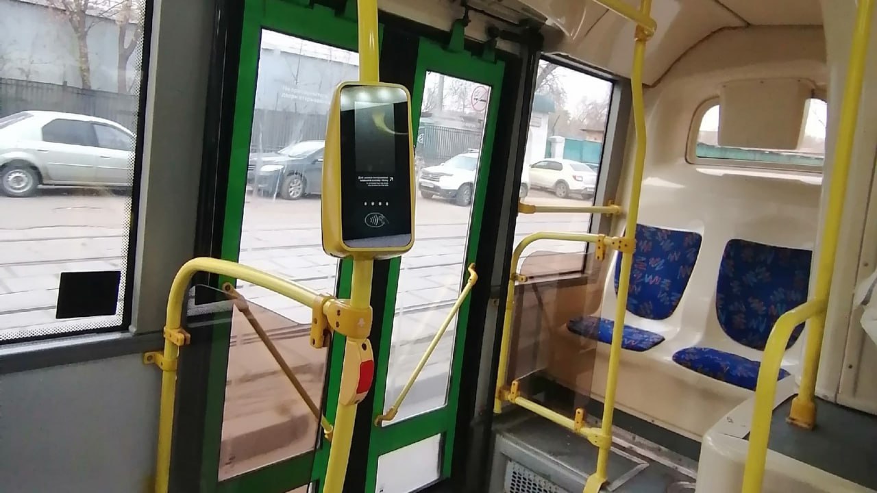 Курский Минтранс прокомментировал жалобу на обморок в автобусе В соцсетях появилась информация, что из-за отключенного кондиционера в автобусе №50 подростку стало плохо — идёт проверка видеоархива автобусов на маршруте. По условиям госконтракта, воздух в салонах общественного транспорта не должен превышать +25 градусов. Согласно проверке, температура в курских автобусах — не выше +21. В случае падения пассажиров в салоне транспортного средства водители обязаны незамедлительно проинформировать диспетчерскую, вызвать скорую и Госавтоинспекцию для составления документов о происшествии. Однако 21 июня в диспетчерскую службу таких сообщений не поступало. Для проветривания салонов общественного транспорта пассажиры могут открыть форточки на окнах, а в случае нарушений — позвонить по номеру 702-802. Вести-Курск. Только проверенная информация Прислать новость