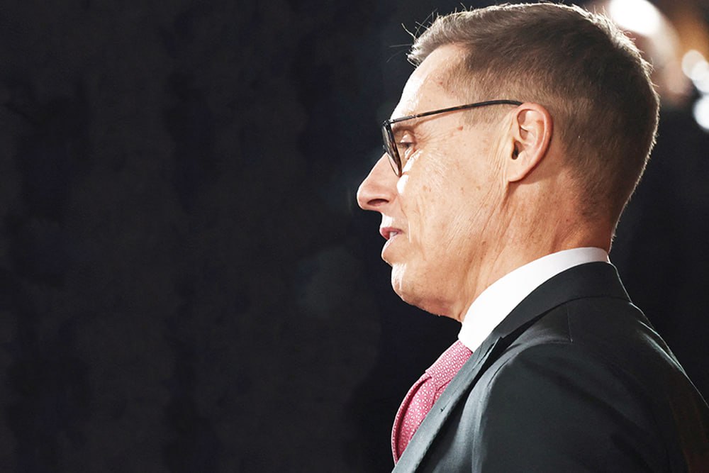 В мятом галстуке но с громкими заявлениями Лидер Финляндии Александр Стубб обращаясь к жителям страны накануне Нового года предстал перед ними в неопрятном виде Галстук президента был полностью кривым Это не первый случай когда у политика возникают проблемы с данным аксессуаром напоминает газета Iltalehti В новогоднем обращении Стубб заявил что отношения с Россией изменились навсегда Подписаться на РГ в Telegram Читать нас в MAX