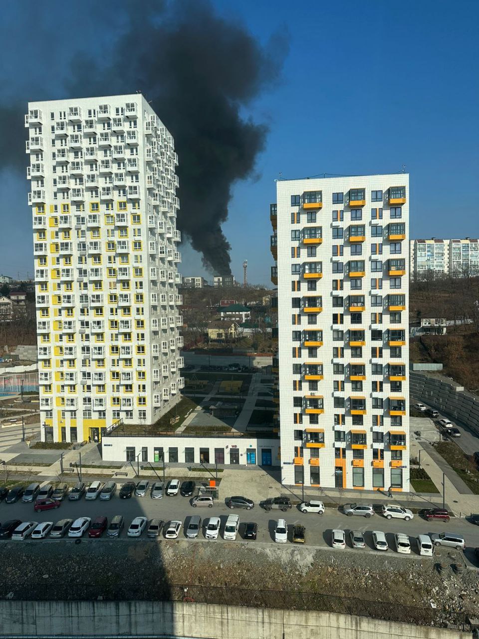 В районе Патрокла пожар - местные жители говорят о задымлении.  Похоже, что горит сооружение возле частных домов на Таманской.  Фото: