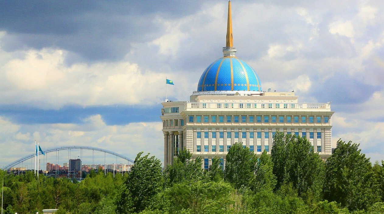 Казахстан достигнет нулевого дефицита бюджета к 2030 году Казахстан сможет достигнуть нулевого дефицита бюджета страны к 2030 году Об этом заявил министр национальной экономики страны в ходе заседания правительства передает ArbatMedia По словам министра такие расчеты произведены из долгосрочного прогноза развития страны на 2026 2035 годы Дефицит бюджета определен с постепенным снижением до 0 4 к ВВП в 2029 году и достижением нулевого уровня начиная с 2030 года Глава нацэкономики также заявил что рассмотрены три сценария развития страны базовый альтернативный и умеренный При альтернативном варианте развития экономика в стране вырастет на 5 1 за 10 лет а при умеренном на 4 3 При базовом развитии рост ВВП за 10 лет прогнозируется на 4 5 Прислать новость