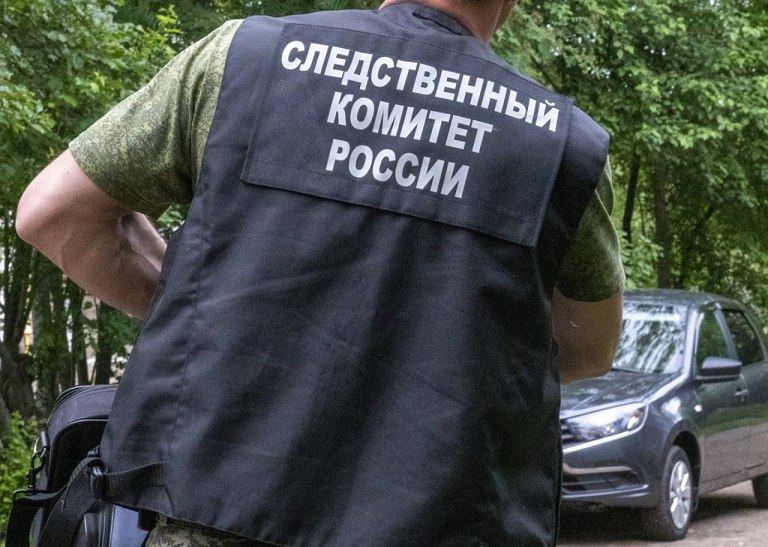 После гибели работника одной из коммерческих организаций города Томска возбуждено уголовное дело о нарушении правил безопасности при ведении работ повлекшем по неосторожности смерть человека часть 2 статьи 216 УК РФ По предварительным данным следствия в сентябре 2025 года при ведении ремонтных работ на одном из предприятий города Томска работник получил травмы несовместимые с жизнью По данным осведомленных источников рабочий ремонтировал цистерну В это время остатки вещества находившегося в ней ранее воспламенились после чего произошел взрыв Подробнее на Бабре томск vtomsk24
