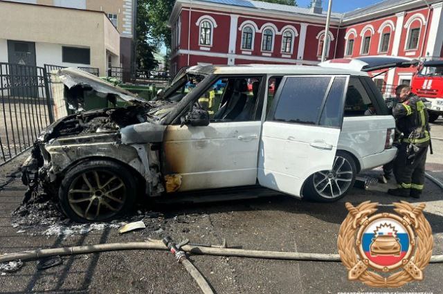 ГАИ сообщила подробности о сгоревшей иномарке в центре Уфы Водитель автомобиля Land Rover, который сгорел сегодня, 11 июля, утром на Верхнеторговой площади, скрылся с места происшествия. Подробности случившегося рассказали в Госавтоинспекции Башкирии. По имеющейся информации, находившийся за рулем пытался заехать на территорию Гостиного двора, но сломал забор. После этого он припарковал машину и скрылся с места происшествия. Прибывшие пожарные потушили возгорание. Сотрудники полиции быстро вычислили водителя. Его задержали. Им оказался 37-летний уфимец, которого уже лишили прав за езде в нетрезвом состоянии. В отношении него составлен административный материал. В результате происшествия никто не пострадал.