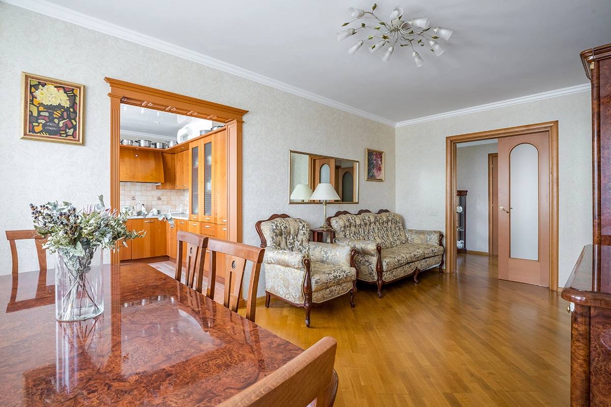 Какие квартиры на вторичном рынке будет трудно продать в 2026 году Сейчас в Москве дефицит качественного жилья а вымывание наиболее интересных вариантов продолжается говорят аналитики Скорость продажи определяется конкурентным предложением на рынке наличием активного спроса адекватностью установленной цены и соответствием ожиданиям потенциальных покупателей В 2026 году сложности могут возникнуть с реализацией квартир  в хрущевках которые не подпадают под программу реновации  на нижних и верхних этажах многоэтажек  многокомнатных в сегменте эконом  продающихся по доверенностям или собственниками пенсионерами  в новых ЖК но без ремонта Подробнее об этом в материале РБК Недвижимости вторичка Фото Evgeniy Vasilev Shutterstock FOTODOM Читать РБК Недвижимость в Telegram