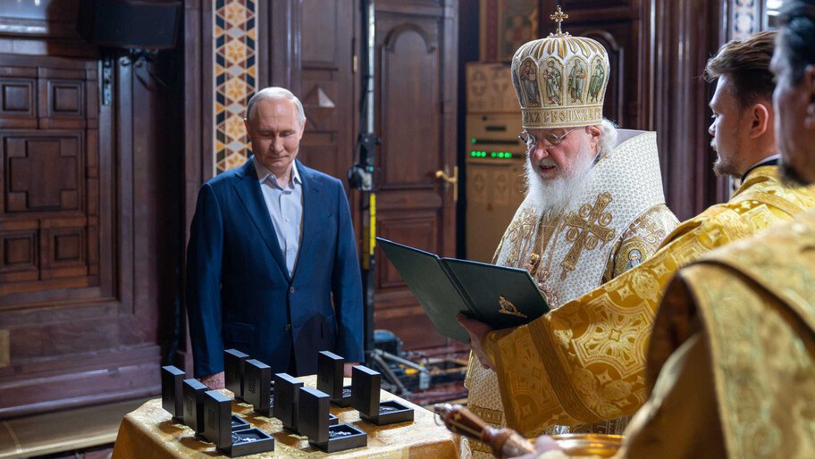 Путин о патриархе Кирилле: он в числе первых защитников веры и Отечества Патриарх Московский и всея Руси Кирилл — один из первых защитников веры и Отечества. «Здесь уже просили передать низкий поклон патриарху. Я обязательно это сделаю. Мы знаем позицию святейшего патриарха. Он один из первых защитников веры православной и Отечества, людей наших», — сказал Президент России Владимир Путин на совещании с руководителями муниципалитетов в Курской области. Глава государства подчеркнул, что настрой патриарха имеет огромное значение, передается не только священнослужителям, но и всему народу. , VK и ОК и читайте новости на нашем сайте