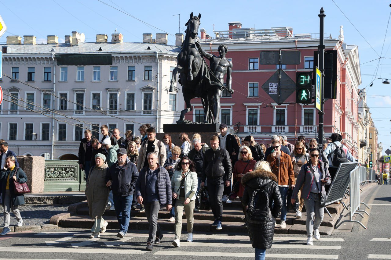 Численность населения Петербурга достигла исторического максимума и превысила 5,6 млн человек, сообщил "Интерфаксу" руководитель управления Федеральной службы государственной статистики по Петербургу и Ленобласти Александр Кукушкин.  "По предварительной оценке, на 1 января 2025 года численность постоянного населения в Петербурге составила 5 млн 646 тыс. человек. По сравнению с 1 января 2024 года численность увеличилась на 48 тыс. человек или на 0,9%. Петербург стал еще больше. Численность населения города достигла максимума за всю его историю", - сказал он.  На 1 января 2024 года численность постоянного населения в Петербурге составляла 5 млн 598 тыс. человек.  Как сообщил Кукушкин, население Петербурга вновь начало расти в 2024 году за счет миграционных процессов, в том числе из стран ближнего зарубежья.  В прошлом году продолжилась тенденция снижения рождаемости, а средний возраст жителя города постепенно увеличивается.   Фото: Maksim Konstantinov/SOPA Images/LightRocket via Getty Images