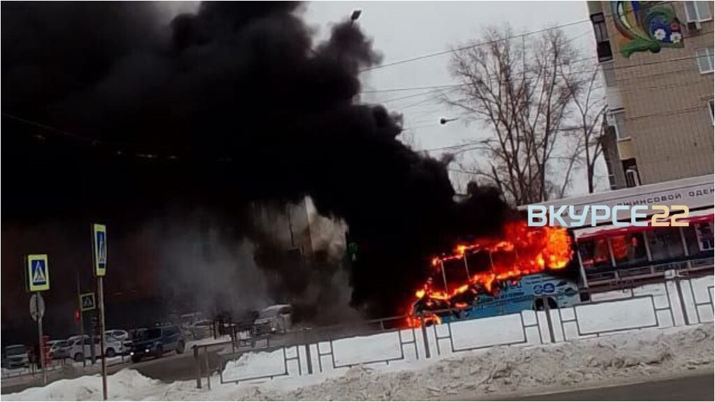22 декабря в Барнауле произошло возгорание маршрутного автобуса 54 Инцидент зафиксирован поблизости от торгового центра Пионер По информации Главного управления МЧС России по Алтайскому краю к тушению привлекли две автоцистерны и 11 спасателей До приезда пожарных десять пассажиров самостоятельно эвакуировались из автобуса Площадь возгорания составила около 10 квадратных метров Транспортное средство сгорело полностью Об этом сообщили в социальных сетях очевидцы происшествия В качестве причины пожара называют короткое замыкание электропроводки в моторном отсеке