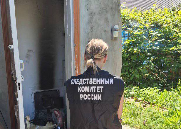 Расчленил и сжег в печи. Жителя Соль-Илецка арестовали по подозрению в убийстве #Про_Криминал В Соль-Илецке суд принял решение заключить под стражу местного жителя. Его подозревают в убийстве знакомого. По данным СУ СК, преступление произошло, когда двое мужчин вместе употребляли алкоголь в доме на улице Победы. Во время совместного застолья между ними произошел конфликт, переросший в драку. Подозреваемый нанес жертве смертельный удар по голове, от которого тот скончался мгновенно. После совершения преступления обвиняемый предпринял попытку скрыть следы, разрезав тело жертвы. Некоторые фрагменты мужчина спрятал на участке дома, прикрыв их листьями, а другие части сжег в банной печи. Прокуратура поддержала позицию следствия. Суд согласился с аргументами обвинения и санкционировал заключение подозреваемого под стражу.