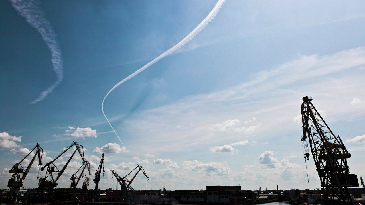 МАНТУРОВ ОСК ДОЛЖНА ПРЕДОСТАВИТЬ ПРОЕКТ ДАЛЬНЕВОСТОЧНОЙ ВЕРФИ ДО КОНЦА ГОДА Объединенная судостроительная корпорации ОСК готовит технико-экономическое обоснование для проекта новой крупнотоннажной верфи на Дальнем Востоке и должна представить проект до конца текущего года, сообщил в интервью РИА Новости первый вице-премьер РФ Денис Мантуров в преддверии Петербургского международного экономического форума ПМЭФ-2025 . "А вот что касается дальневосточной верфи – это, действительно, еще в проекте. Пока готовится технико-экономическое обоснование, до конца года ОСК должна представить этот проект для последующего рассмотрения", — сказал он. Мантуров отметил, что проект будет зависеть от конъюнктуры и экономической компоненты, а также от макроэкономики в целом. В связи с этими факторами будет понимание, как реализовать план по строительству новой верфи. В сентябре 2024 года первый вице-премьер РФ отмечал, что более 200 миллиардов рублей потребуется на строительство новой верфи на Дальнем Востоке, основным источником финансирования является ВТБ. Тогда же ОСК представила президенту России Владимиру Путину предполагаемую площадку для строительства новой верфи, специализирующейся на морском торговом флоте, показав ее с борта катера. Это бухта Промежуточная во Владивостоке Фото: ria.ru #аврорамедиа_россия Telegram-экосистема АВРОРА МЕДИА МЕДИА НОВОСТИ РЕГИОН ЛАЙФ СПОРТ ГЕРЛЗ ХАЙТЕК ПЕРСОНЫ ИНСАЙД КРИМИНАЛ МОЛОДОСТЬ LIVE АВРОРА МЕДИА YOUTUBE RUTUBE