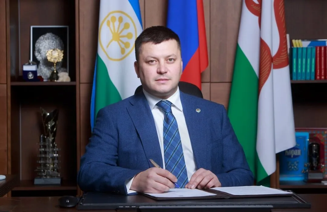 Задержан мэр Уфы Ратмир Мавлиев Сотрудники ФСБ задержали главу города Уфы Ратмира Мавлиева в его кабинете после обыска Его доставили на допрос в Следственное управление СКР по Башкортостану По данным источников Коммерсантъ Уфа Мавлиева связывают с делом о продаже земельного участка санатория Радуга фигурантом которого также является гендиректор ООО ЕРКЦ Уфы Айгуль Винникова Ее подозревают в махинациях с землей санатория Администрация Уфы и все городские службы работают в штатном режиме прокомментировал для Ъ Уфа вице мэр Дмитрий Черенков Ратмир Мавлиев возглавил администрацию Уфы в марте 2022 года В марте 2025 го он вошел в топ 5 лучших мэров России после Собянина и глав Тюмени и Казани Фото администрация Уфы