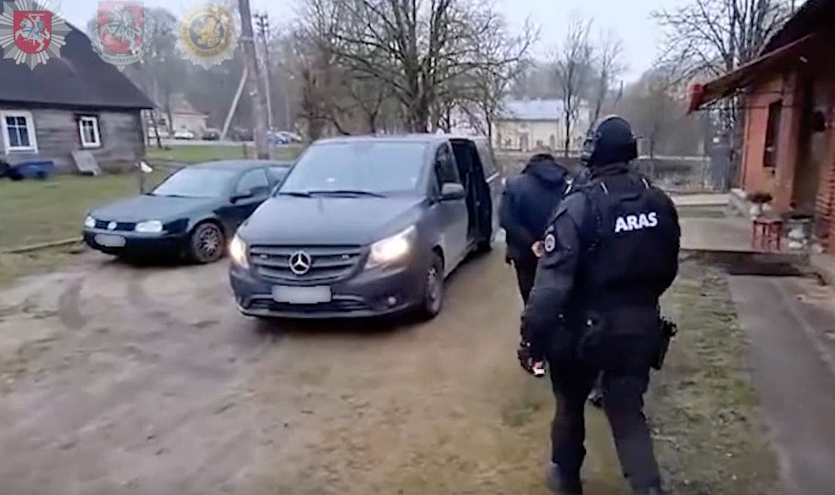 Удар по контрабандистам задержаны организаторы проведено 80 обысков Со вторника полиция проводит серьезную операцию проведено 80 обысков задержан 21 человек На этот раз полиция ищет организаторов контрабанды  Подозревают что организаторы напрямую поддерживали отношения с сообщниками в Беларуси откуда запускают метеозонды с контрабандой Собрав доставленную по воздуху контрабанду члены группировки доставляли ее в установленные места Между собой они общались с помощью приложений End to end encryption E2EE шифровали информацию полученные сообщения прочитав автоматически стирали www delfi lt a 120187560