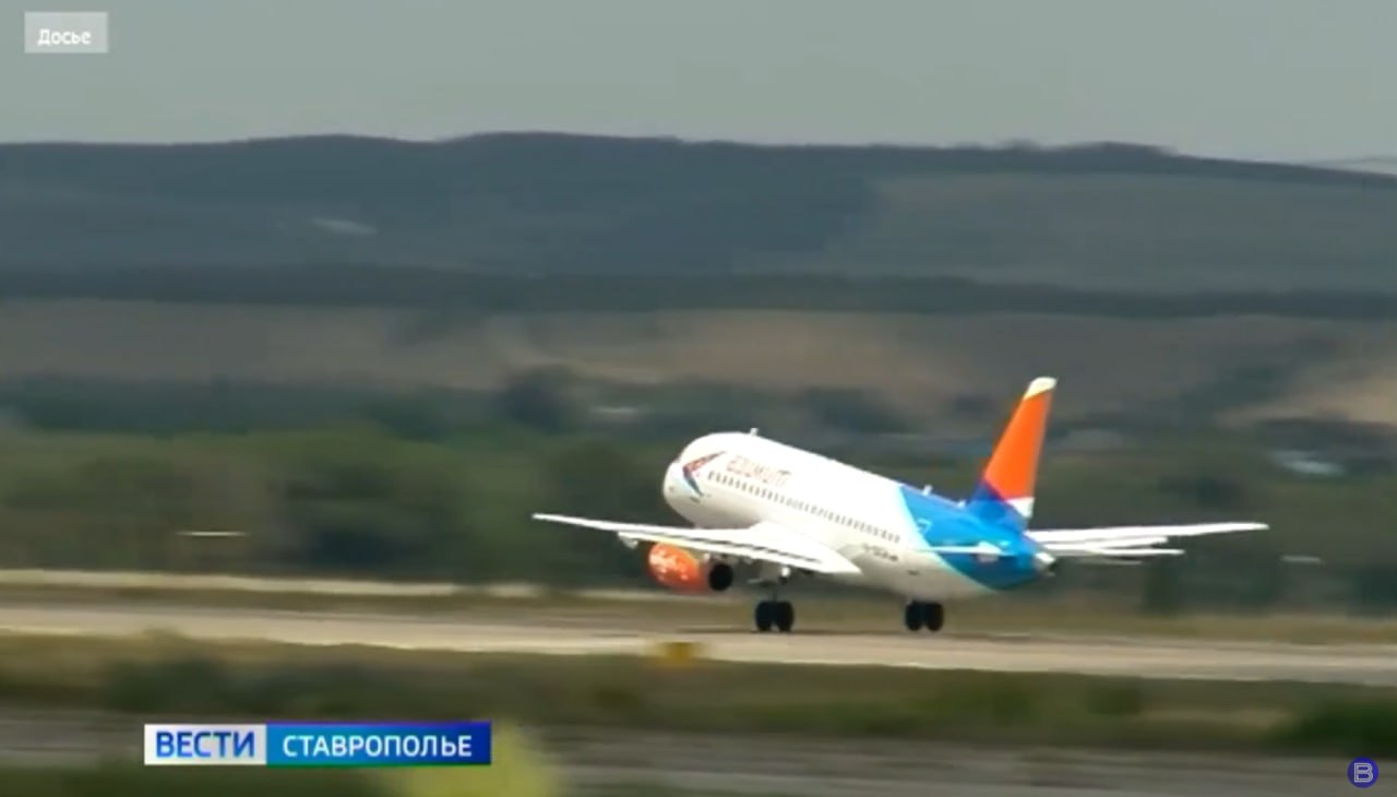 Почти два миллиона рублей в иностранной валюте пыталась провести женщина в аэропорту Минеральных Вод Как сообщили в Северо Кавказском таможенном управлении 46 летняя россиянка хотела улететь с этими деньгами в Стамбул Она заявила инспекторам что при себе у неё девять с половиной тысяч долларов А при досмотре в сумке женщины таможенники обнаружили незадекларированные купюры на 25 с половиной тысяч долларов Нарушительница попыталась оправдаться что не знала о правилах вывоза денег В отношении женщины возбудили уголовное дело по факту контрабанды Теперь она может лишиться свободы на срок до двух лет и выплатит крупный штраф ГТРК Ставрополье Читайте нас в MAX