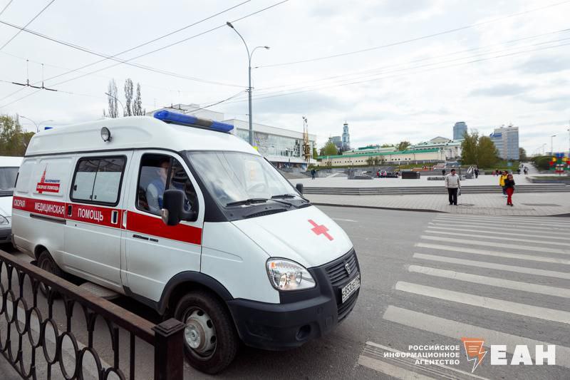 Отдать скорую помощь на аутсорсинг хотят в Свердловской области Об этом сообщила замминистра здравоохранения Светлана Филиппова на заседании регионального заксобрания. По ее словам, в Нижнем Тагиле схема по передаче скорых в руки частников хорошо себя зарекомендовала, поскольку количество выездов к пациентам выросло. При этом Филиппова подчеркнула, что компании не будут ограничены в покупке запчастей для машин: «Эти организации не государственные, они не обязаны приобретать запчасти по самым низким ценам через торги. Они могут их купить быстрее, а запчасти будут лучше»,— уточнила чиновница. В идее усомнился депутат Владимир Радаев, который заметил, что никогда не встречал аутсорсеров, готовых «вытаскивать» деньги из кармана, чтобы что-то улучшить. Также он напомнил о забастовках в Перми, связанных с аналогичной реформой.
