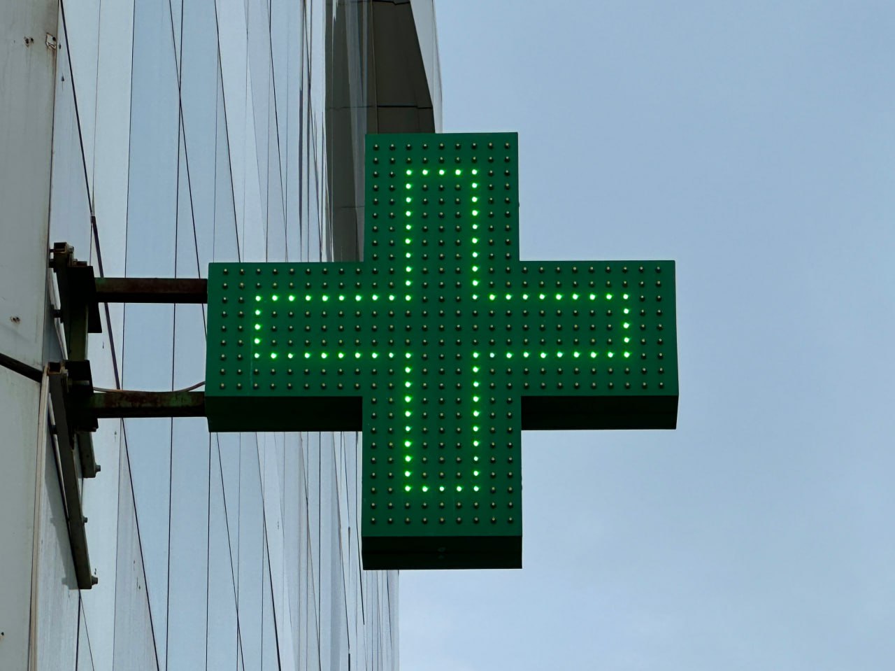 Краснодарская сеть аптек Апрель выйдет в новые регионы России Крупнейший фармацевтический ретейлер Апрель выходит на рынок Донбасса и открыл первую аптеку в Мариуполе Апрель разместил на hh ru несколько вакансий для поиска сотрудников в Донецкой и Луганской народных республиках Медицина