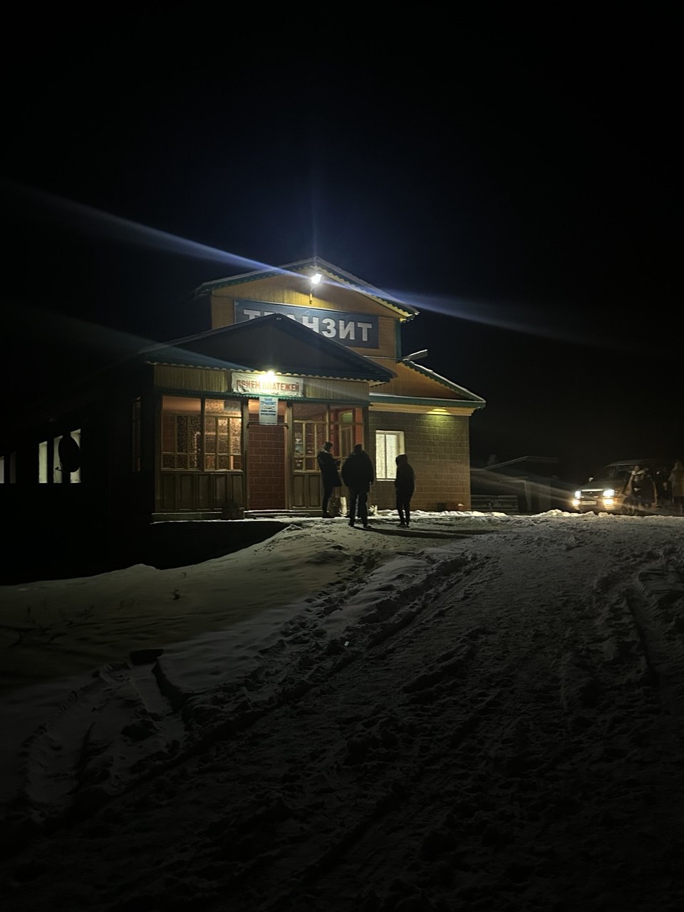 Девушка, которая выбросила младенца в выгребную яму у кафе «Транзит», не получила реального срока.  В прокуратуре сообщили, что ей 18 лет, она студентка одного из региональных училищ. Ребенок родился в том же туалете около придорожного кафе на 107-м километре трассы Чита — Хабаровск в Карымском районе.  Приговор — ограничение свободы на 1 год 8 месяцев, в силу пока не вступил.  Об обнаружении тела новорожденного стало известно 23 декабря прошлого года. Перевозчик рассказал телеканалу «Забайкалье», что девушка — тогда ей было 17 — резко выскочила в туалет во время одной из остановок, у нее отошли воды. Она вернулась, и автобус уехал. На подъезде к Чите маршрутку встретили полицейские, всех женщин отправили в больницу.    По версии следствия, 21 декабря она ехала в маршрутке к своим родственникам. Родила в уличном туалете. Во время родов разорвала ногтями пуповину и бросила свою новорожденную девочку в выгребную яму. Малышка умерла от холода. Девушка скрывала беременность, носила одежду больших размеров, на учет в больницу не вставала, сотрудникам училища об этом не говорила. Все отзывались о ней хорошо.  По статье об убийстве ей грозило до пяти лет колонии.
