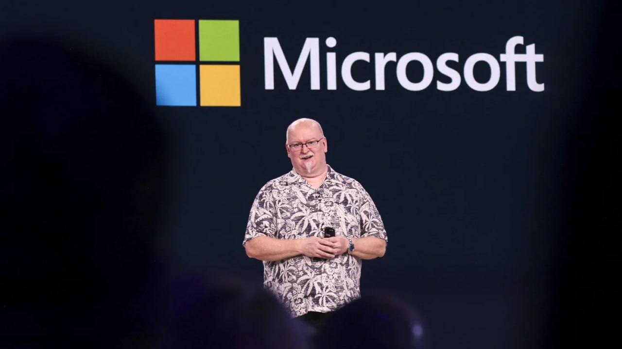 Microsoft намерена сделать ставку на собственные чипы для центров обработки данных чтобы снизить зависимость от NVIDIA и AMD Об этом заявил технический директор компании Кевин Скотт на мероприятии Italian Tech Week подчеркнув что долгосрочная цель доминирование кремния Microsoft в инфраструктуре ИИ По его словам сегодня Microsoft использует преимущественно GPU NVIDIA которые долгие годы давали лучшее соотношение цены и производительности Но компания готова рассматривать любые варианты позволяющие нарастить мощности Мы готовы рассмотреть буквально всё чтобы обеспечить достаточную производительность для удовлетворения этого спроса Кевин Скотт Собственные чипы в инфраструктуре уже есть в 2023 году Microsoft представила ускоритель Azure Maia и процессор Cobalt В разработке находится и новое поколение ускорителей Скотт назвал дефицит вычислительных ресурсов кризисом и отметил что даже самые смелые прогнозы компании не справляются с реальным ростом спроса после запуска ChatGPT По оценкам крупнейшие игроки рынка включая Microsoft Google и Amazon инвестируют сотни миллиардов долларов в центры обработки данных чтобы удержать темпы