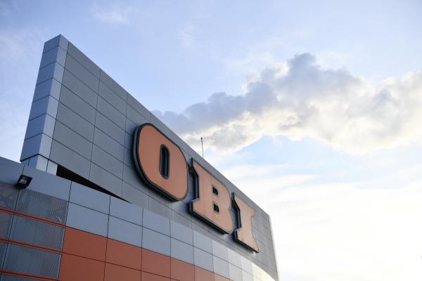 Сеть гипермаркетов OBI может сменить название на QBI  Ретейлер подал заявку на регистрацию бренда в двух графических начертаниях.  Этим путём компании обычно идут при подготовке новых вариантов вывесок. Новый логотип оформлен в фирменных цветах торговой сети, пишет «Коммерсантъ». Собеседники издания на рынке ретейла предполагают, что бренд QBI будет использоваться как новое название OBI в России. В руководстве сети магазинов пояснили, что регистрация товарных знаков — это часть общей стратегии.     Подпишись на «Говорит Москва»
