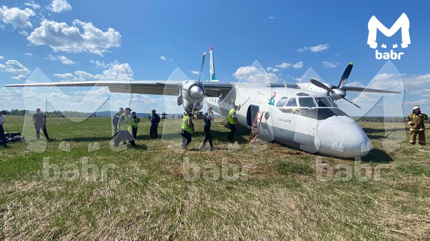 Самолёт выкатился за пределы взлётной полосы в Киренске. Предварительно, у Ан-24 подломилась стойка шасси. Есть ли на борту пострадавшие, пока неизвестно. Все экстренные службы работают на месте.