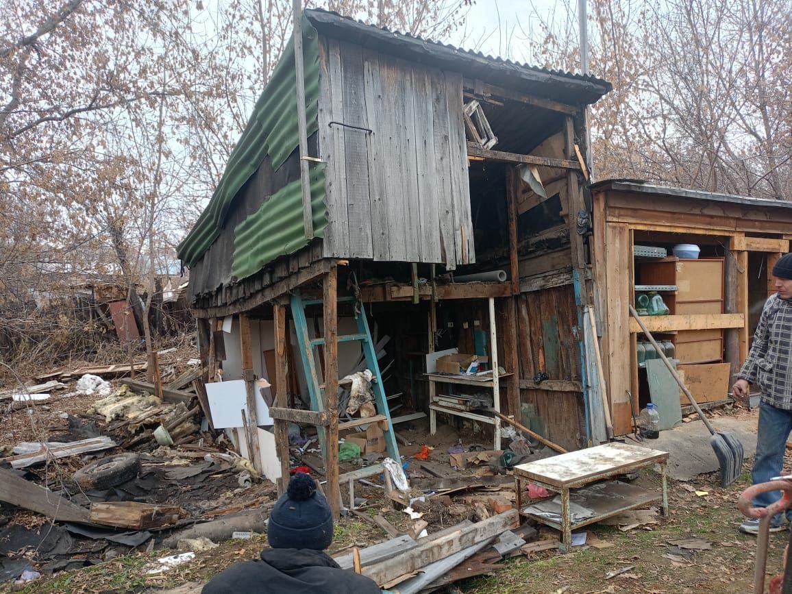 В трёх районах Новосибирска снесли незаконные объекты: станцию технического обслуживания, самовольные постройки и торговый павильон.  Объекты демонтировали по инициативе МКУ «Городской центр наружной рекламы». Работы по сносу нестационарных объектов проводились на территориях Октябрьского, Ленинского и Дзержинского районов.  На ул. Большой, 276а демонтировали станцию технического обслуживания, у которой истек срок договора на земельный участок. СТО незаконно занимала участок площадью более 256 кв. метров.  Также в Дзержинском районе на ул. Приисковой, 52 снесены самовольные постройки, общая площадь которых составляла более 150 кв. метров.    В Октябрьском районе демонтировали торговый павильон на ул. Высоцкого, 38.  Предприниматель вел коммерческую деятельность без договора на земельный участок и согласия собственника – города Новосибирска.  Работы по демонтажу и сносу незаконных нестационарных объектов на территории Новосибирска продолжаются.  В настоящее время ликвидировано более 250 таких объектов.