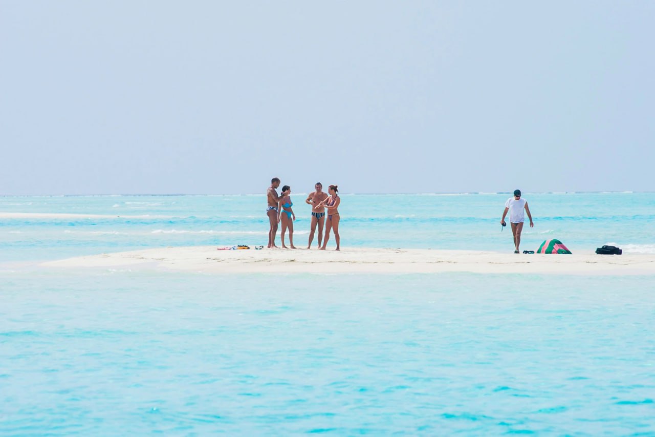 По данным министерства туризма Мальдивских островов в 2025 году страну посетили 278 760 российских туристов Это на 23 8 больше чем в рекордном 2024 м и новый абсолютный исторический максимум Туристы из России занимают 2 е место по количеству приехавших сразу после китайцев Некоторые туроператоры говорят что Мальдивы сейчас затмили даже Турцию по популярности среди их клиентов Острова все чаще выбирают вместо подорожавшей Турции цены стали сопоставимы