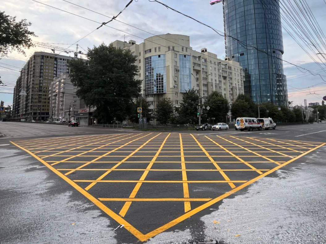 На пересечении Московского проспекта и улицы 45-й Стрелковой Дивизии обновили вафельную разметку  В ближайшее время аналогичные работы проведут и на пересечении улиц Плехановской и Кольцовской. Также летом новые «вафельницы» появятся на ряде других участков. Об этом сообщили в мэрии. Они позволяют повысить пропускную способность и безопасность дорожного движения.   При наличии такой маркировки водителям запрещается выезжать на перекресток, если за ним затор и возможность его проезда до появления запрещающего сигнала светофора не гарантирована. Штраф за это – 1000 рублей.