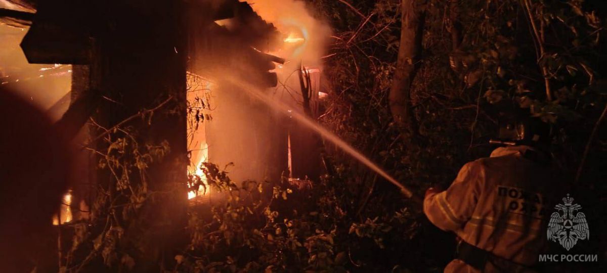 В Задонском районе пожарные ночью спасли жилой дом от огня   newslipetsk ru fn 1756908 html Из за того что здание было полностью деревянным включая кровлю пламя быстро охватило всю его площадь   Прислать новость Подписаться