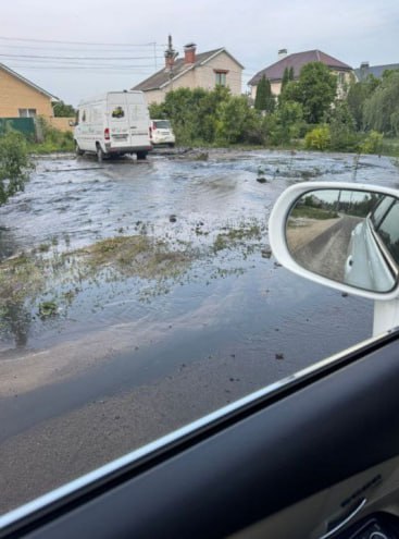 Многодетной матери могут выплатить компенсацию за затопленный отходами дом Фекальный потоп на улице Рассветной произошёл 6 июня. Зловонная жижа потекла на участок, в огород, наполовину заполнила автомобиль и проникла в цокольный этаж. Власти направили письмо в адрес ООО «Энергосетевая компания» с просьбой предоставить акт о причинённом ущербе. Сейчас специалисты устраняют последствия. Что именно стало причиной прорыва трубы – до сих пор неизвестно.