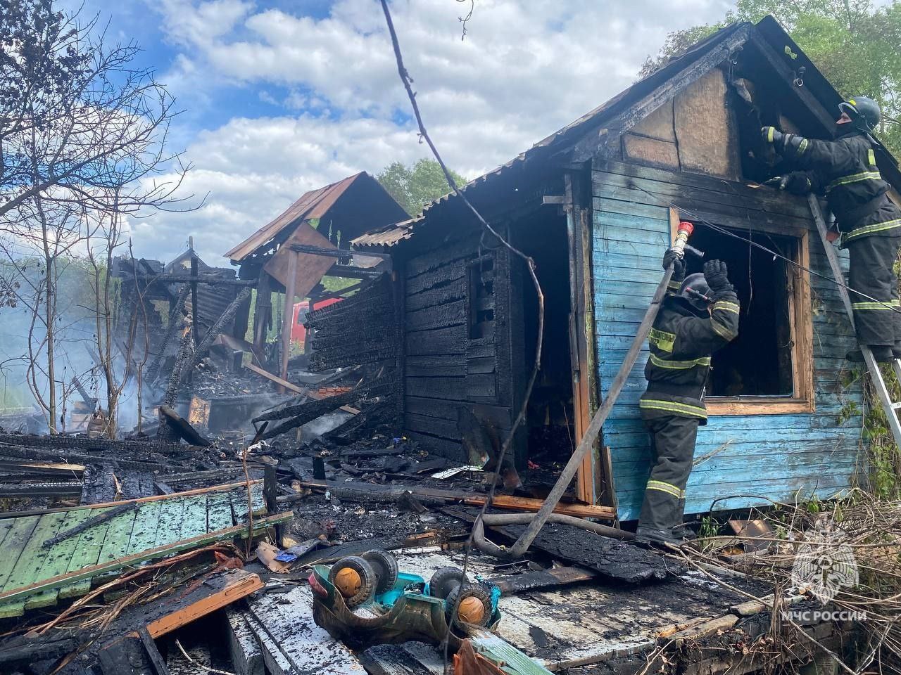 Два дачных дома сгорели в СНТ «Юбилейное» под Тамбовом. Днем в Главное управление МЧС России по Тамбовской области поступило сообщение о возгорании в СНТ "Юбилейное" на Рассказовском шоссе городского округа Тамбова В результате пожара полностью уничтожены огнем два дачных дома на площади 42 квадратных метра, пострадал мужчина 1967 года рождения. К тушению привлекались спасатели и техника пожарной части № 5. Источник: «МЧС Тамбовской области». Мой Тамбов