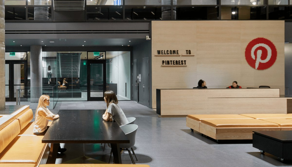 Акции Pinterest падали более чем на 20 на фоне квартального отчёта до уровней 2020 года отмечает Reuters Компания рассказала о сокращении рекламных расходов со стороны крупных ритейлеров что сказалось на результатах При этом конкуренция за рекламные бюджеты обостряется vc ru money 2737220